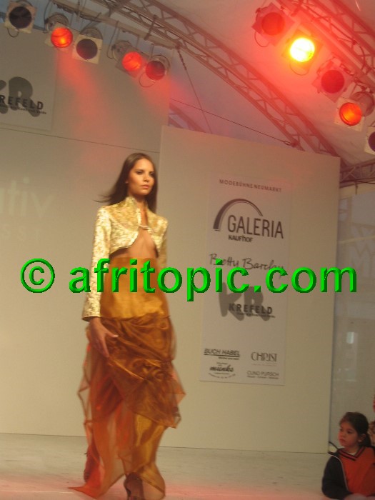 ../Images/Krefeld-Strssenmodenschau-2005 611.jpg